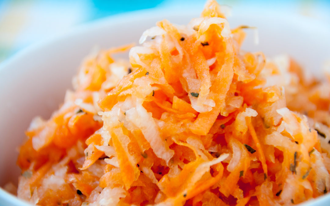 Salade de carotte et de radis Daïkon, vinaigrette à la thaïlandaise.